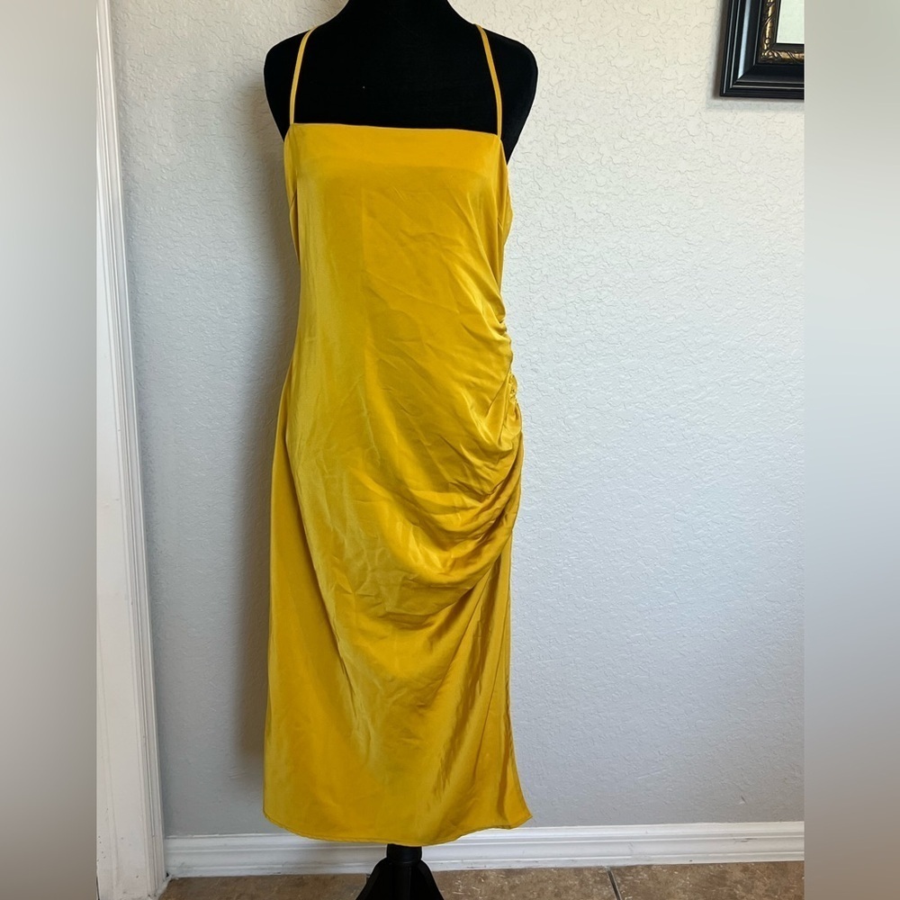 Forever 21 Mustard Midi Dress
Caja 3